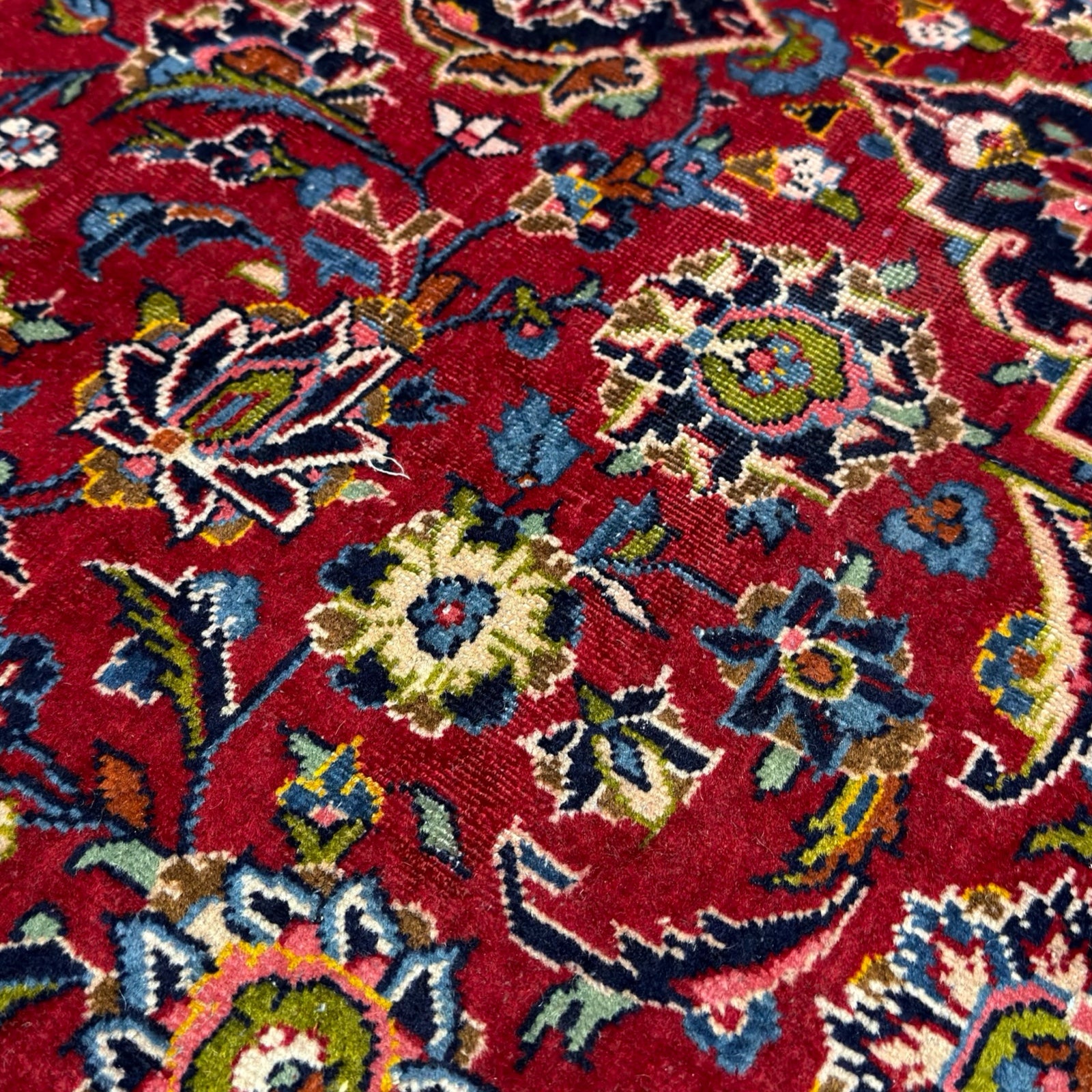 303 x 190 cm Hand-Knotted Persian Kashan Floral Medallion Rug