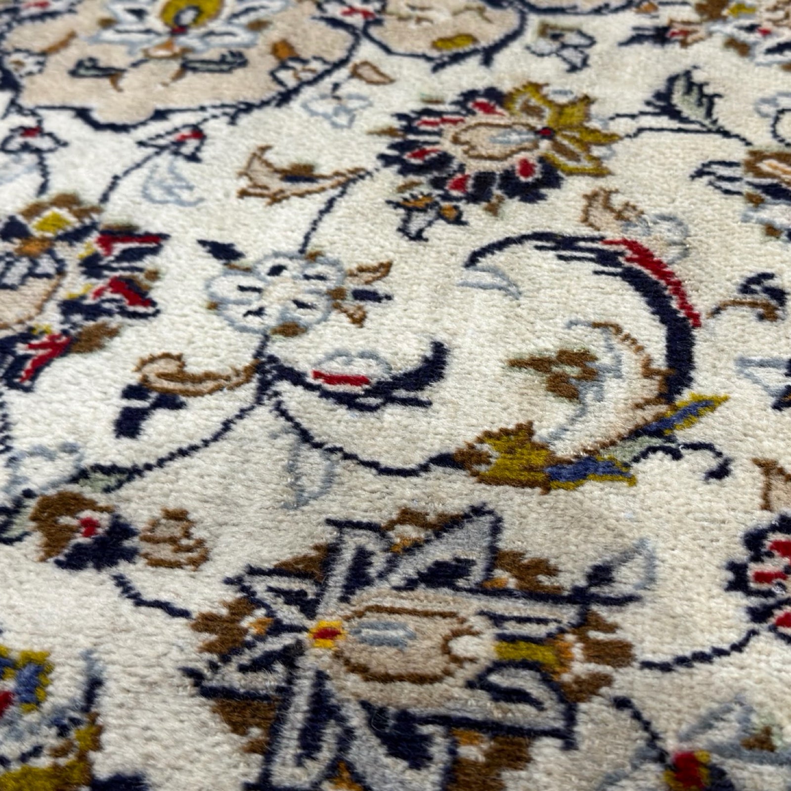 295 x 203 cm Hand-Knotted Persian Kashan Rug
