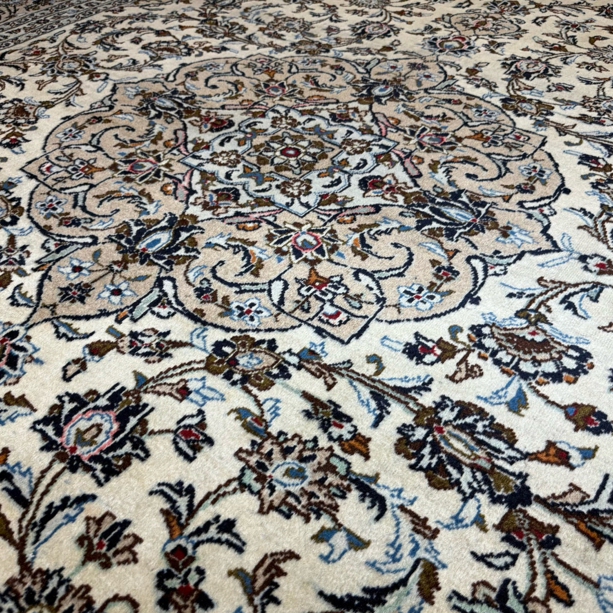341 x 252 cm Hand Knotted Persian Kashan Cream Wool Rug