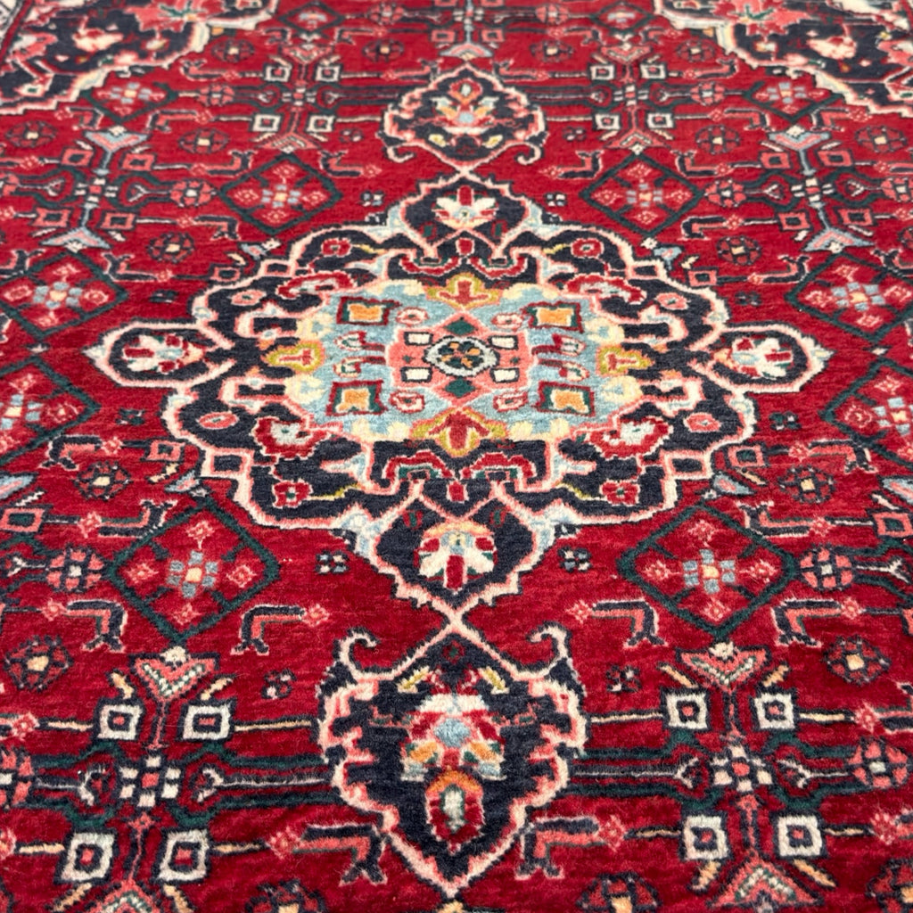 150 x 110 cm Hand-Knotted Persian Sarough Wool Rug
