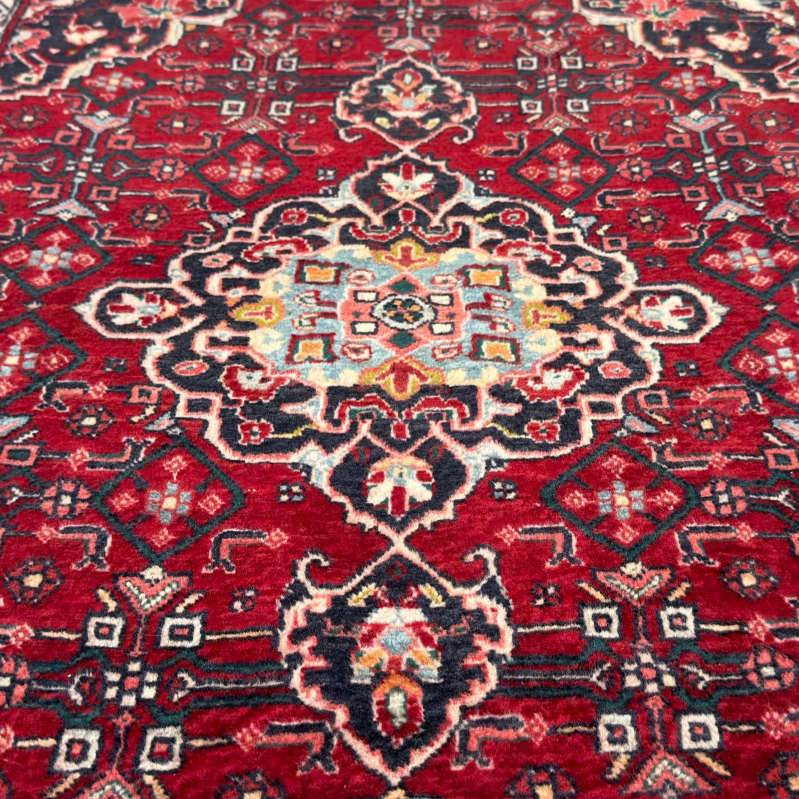 150 x 110 cm Hand-Knotted Persian Sarough Wool Rug