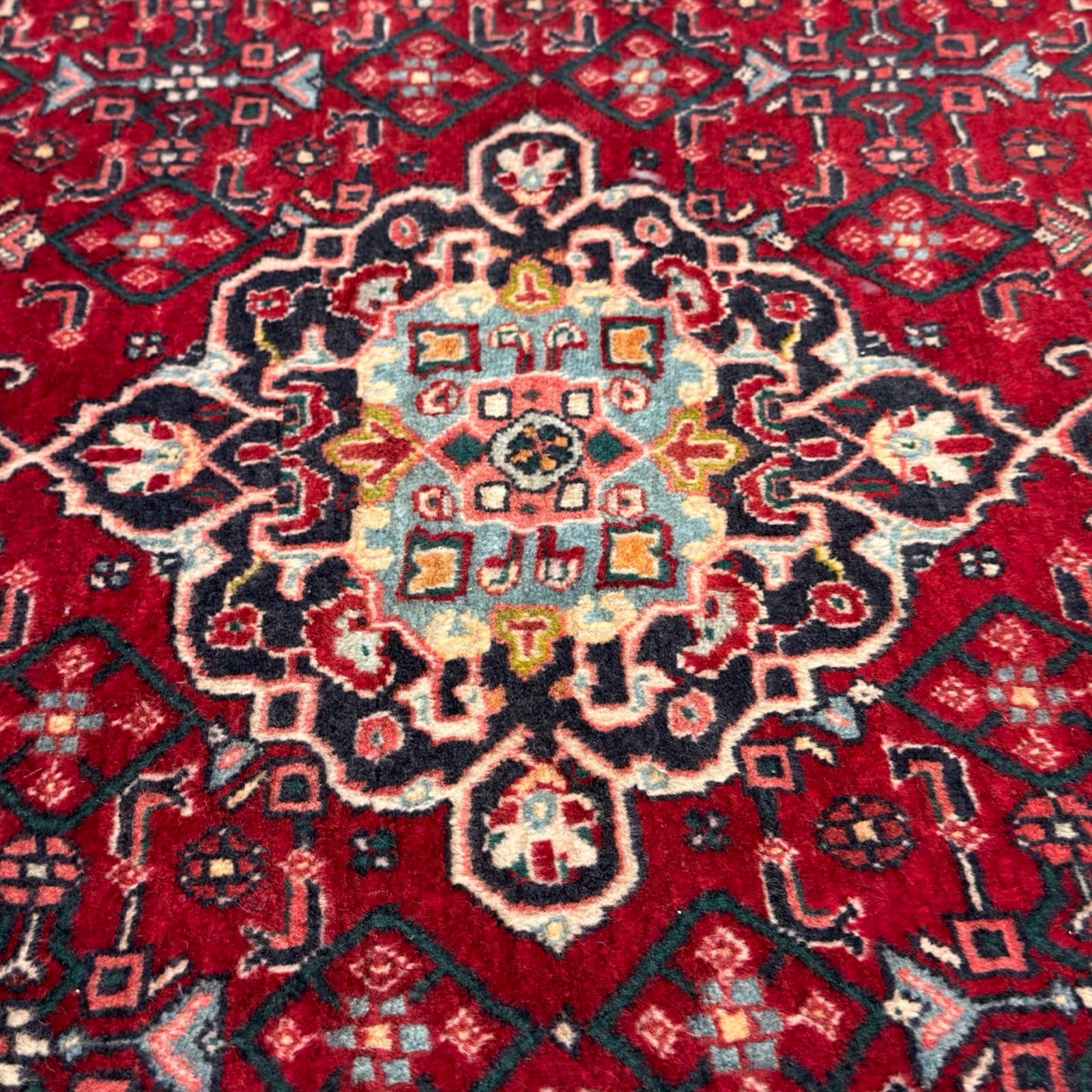 150 x 110 cm Hand-Knotted Persian Sarough Wool Rug