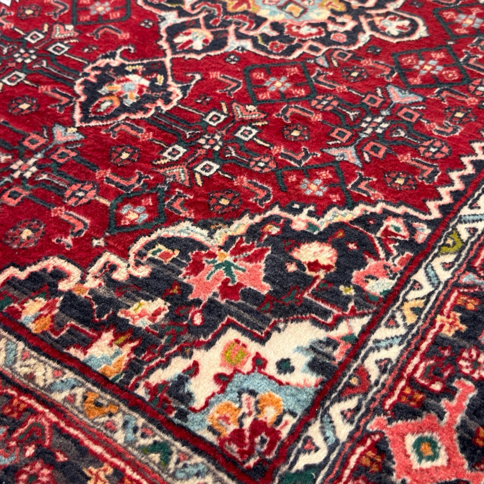 150 x 110 cm Hand-Knotted Persian Sarough Wool Rug