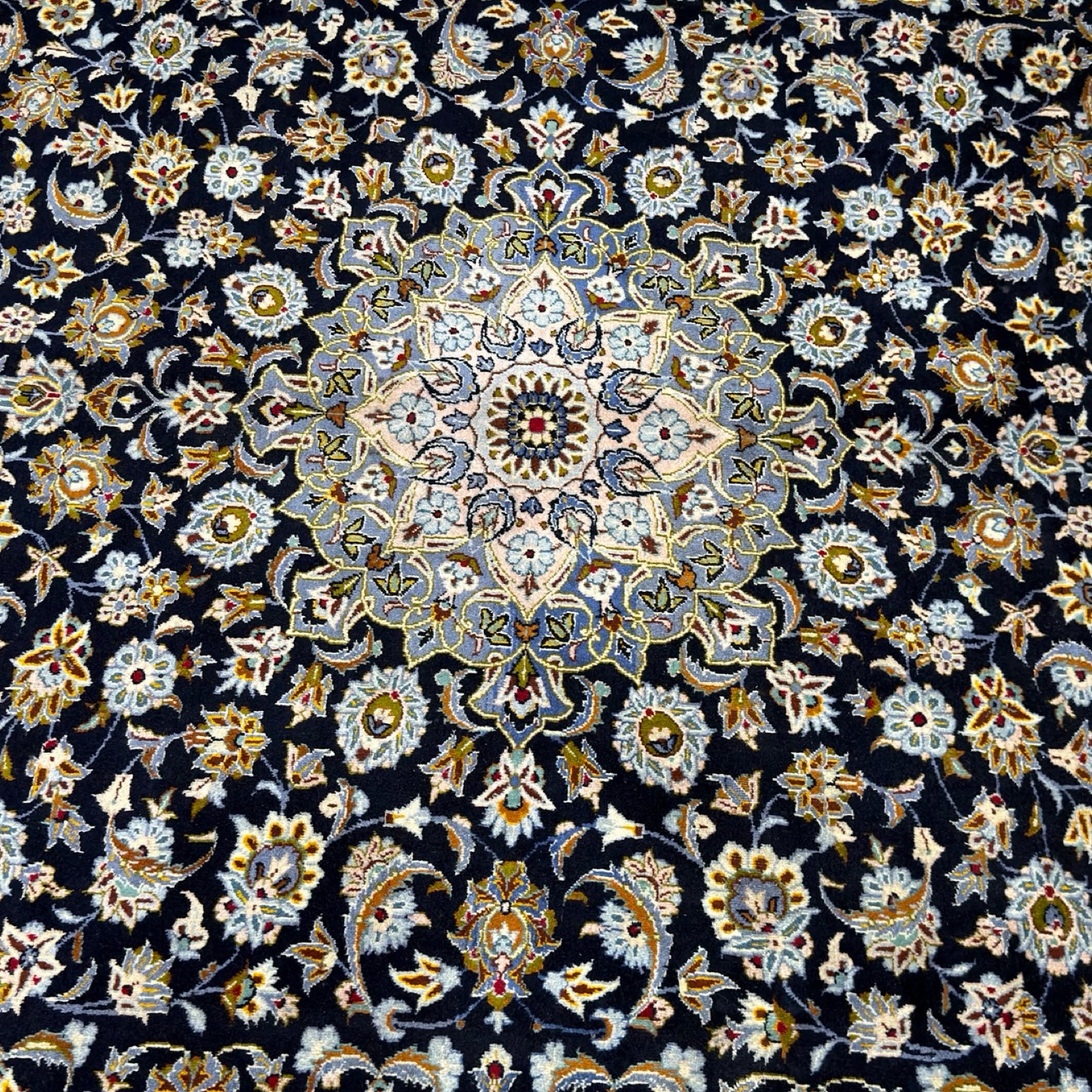 412 x 314 cm Hand-Knotted Persian Kashan Medallion Rug