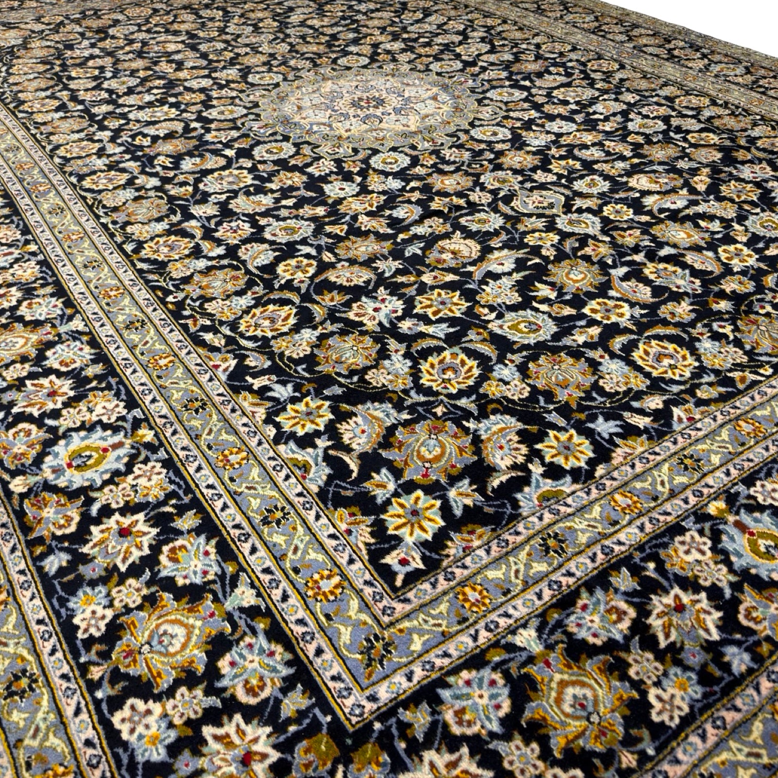 412 x 314 cm Hand-Knotted Persian Kashan Medallion Rug