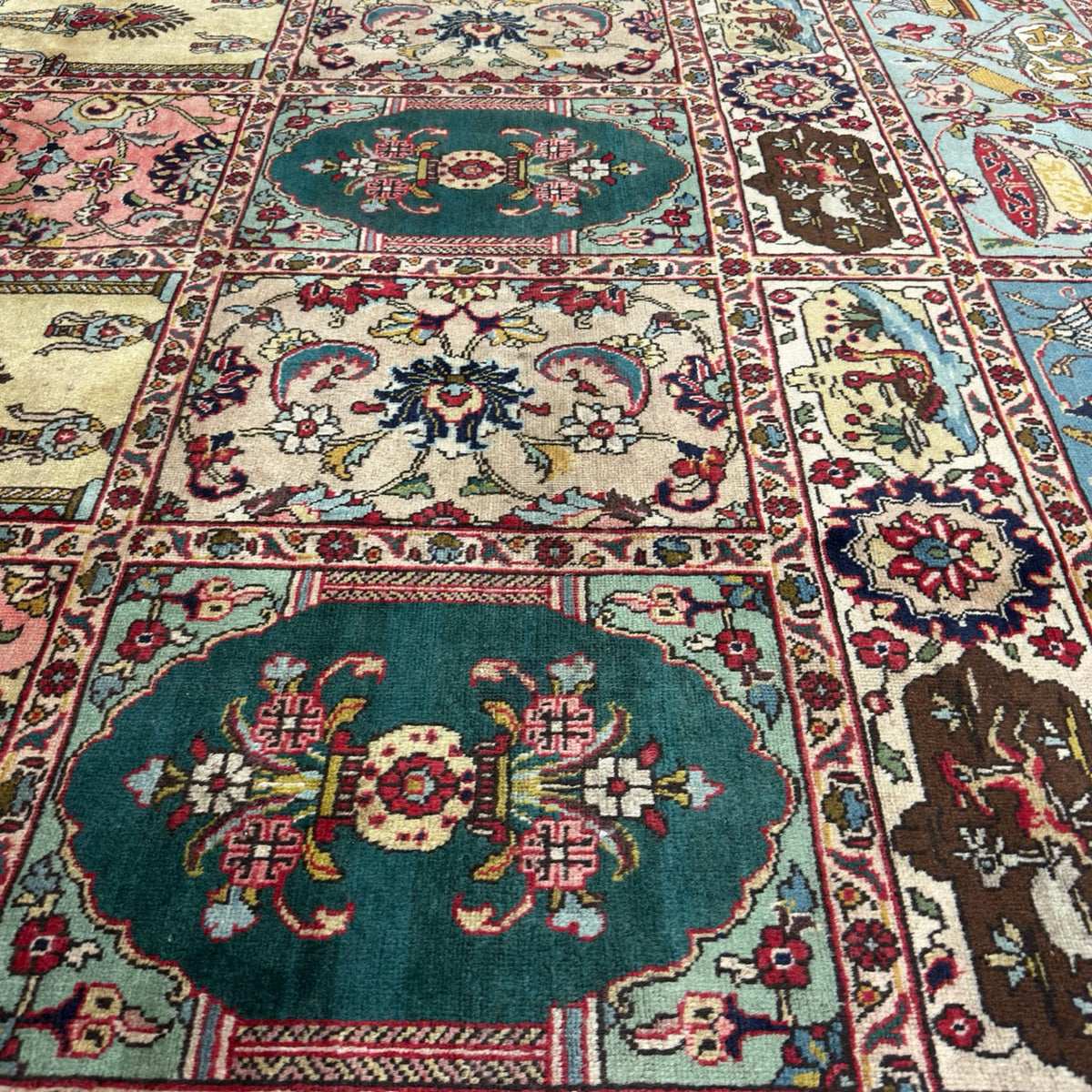 343 x 227 cm Hand Knotted Antique Bakhtiari – Persian Wool Rug