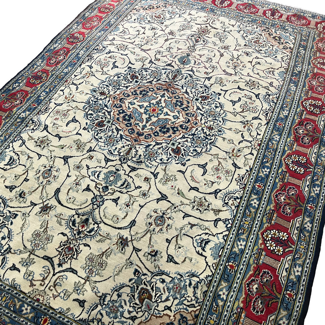 224 x 139 cm Hand-Knotted Persian Isfahan Floral Rug