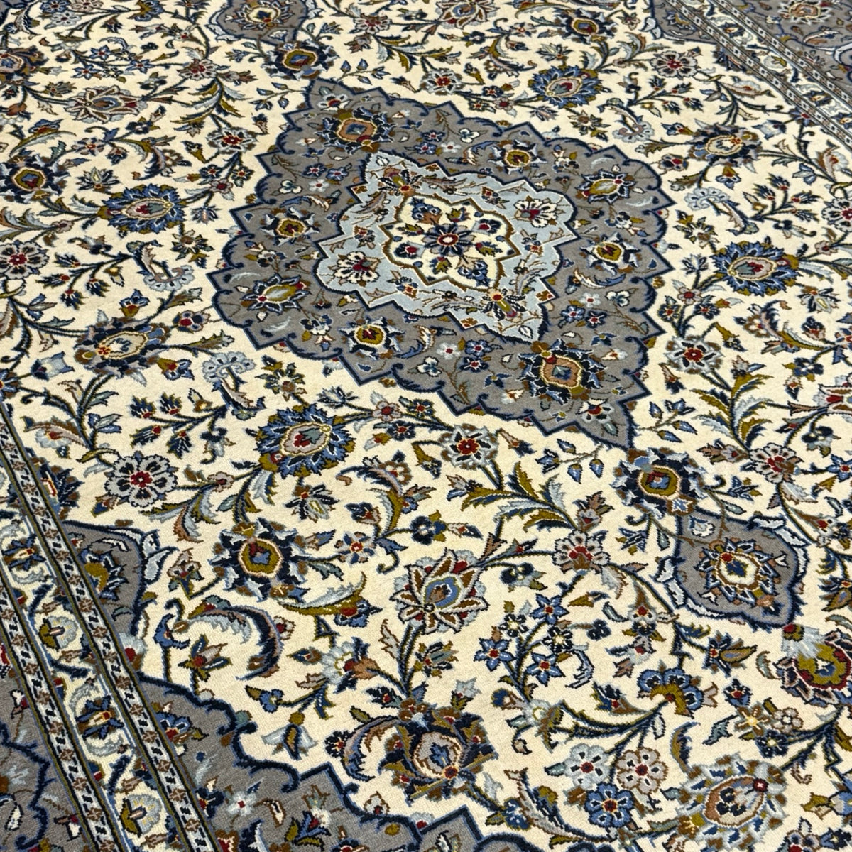 317 x 228 cm Hand Knotted Persian Grey & Ivory Kashan Rug