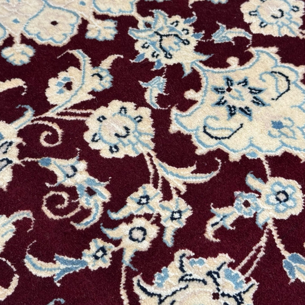 160 x 103 cm Hand Knotted Oval Persian Nain Nohla – Wool And Silk Rug